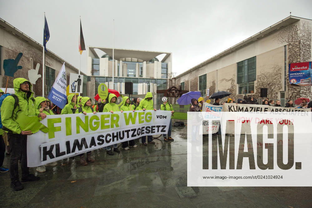 Berlin, Deutschland, DEU - Klima-Demonstration fuer den Ruecktritt von FDP-Verkehrsminister Volker Wissing am Kanzleramt 31.03.2023, Berlin, Deutschland, DEU - Klima-Demonstration fuer den Ruecktritt von FDP-Verkehrsminister Volker Wissing am Kanzleramt. Demonstranten protestieren im stroemenden Regen mit Plakaten und Banner vor dem Kanzleramt gegen die Klima-Politik der Bundesregierung. Berlin Berlin Deutschland