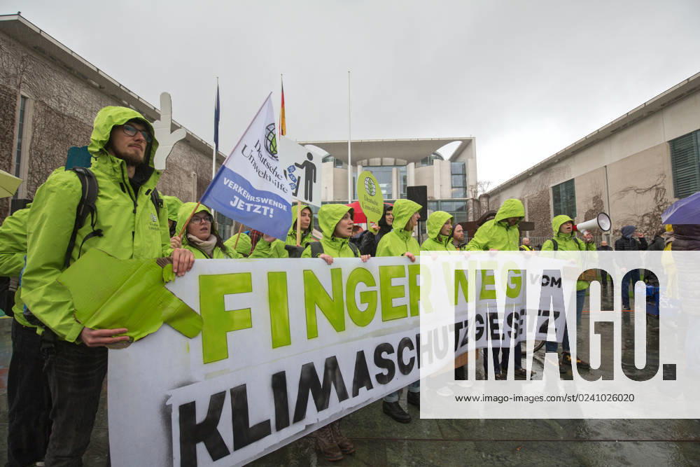 Berlin, Deutschland, DEU - Klima-Demonstration fuer den Ruecktritt von FDP-Verkehrsminister Volker Wissing am Kanzleramt 31.03.2023, Berlin, Deutschland, DEU - Klima-Demonstration fuer den Ruecktritt von FDP-Verkehrsminister Volker Wissing am Kanzleramt. Demonstranten protestieren im stroemenden Regen mit Plakaten und Banner vor dem Kanzleramt gegen die Klima-Politik der Bundesregierung. Berlin Berlin Deutschland