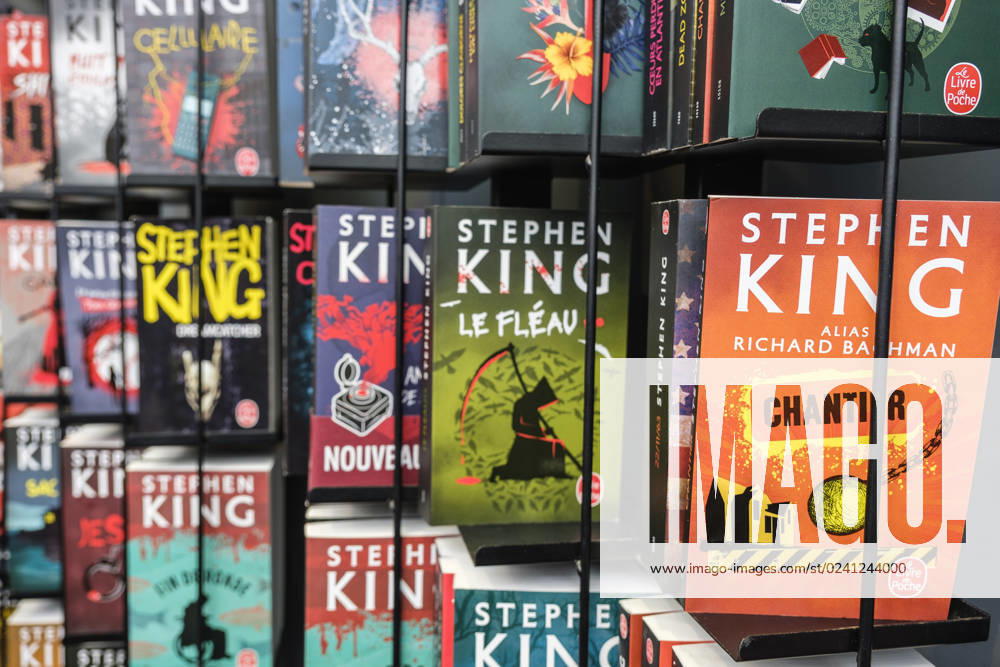 Foire du Livre de Bruxelles les gens se pressent autour des presentoirs 2023 Livres de Stephen King Brussels Books fair 2023 - Stephen King s books Reporters QUINET JEANxMARCxQUINET