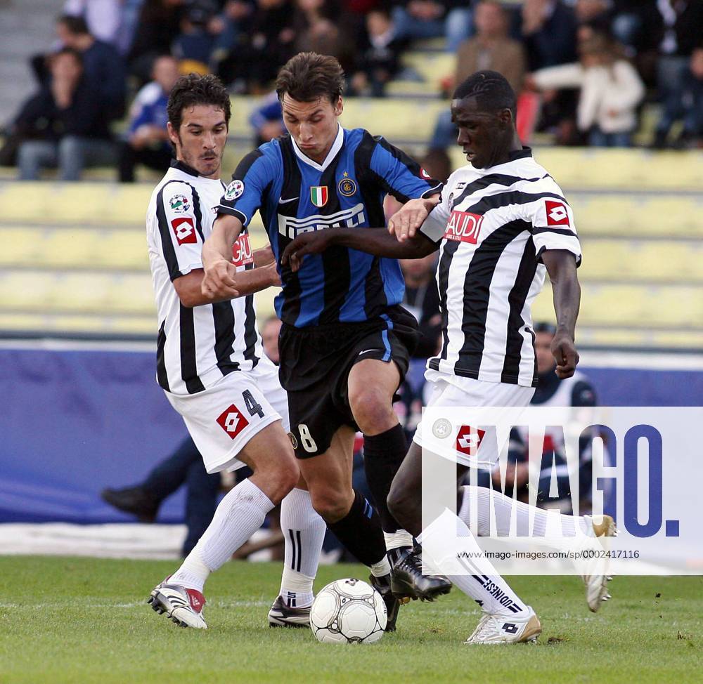 Zlatan Ibrahimovic (Inter, Mitte) gegen Cristian Zapata (re.) und Gaetano D Agostino (beide Udine) - Fußball Herren Serie A 2006 2007, 1. Italienische Liga, Udinese Calcio - FC Internazionale Mailand 0:0 Gruppe Udine Dynamik, Fußball Herren Serie A 2006 2007, 1. Italienische Liga, Udinese Calcio - FC Internazionale Mailand 0:0 Gruppe Udine Dynamik,