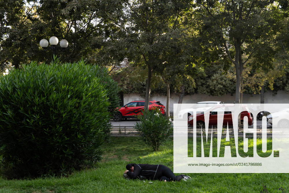 A woman sleeps in a park in Santiago, Chile. Santiago Chile - ZUMAb332 20230405_zip_b332_004