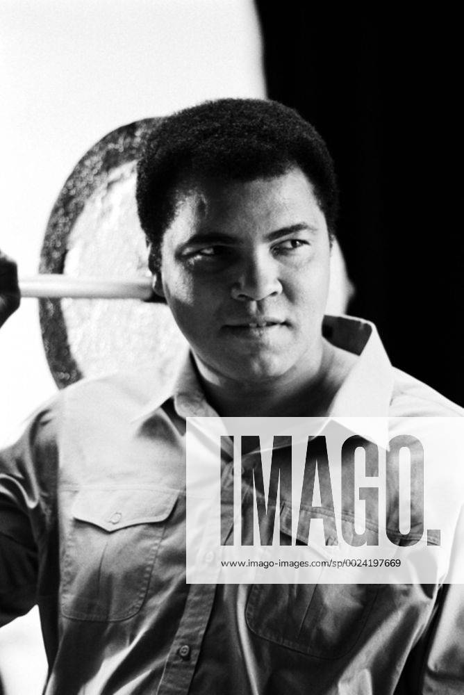 Muhammad Ali London, UK. EXCLUSIVE: Muhammad Ali in London in around 1988. He was in London to shoot a commercial for a powdered milk product but happily posed for a set of informal photographs taken by Christina Jansen. ReCaptioned 4th June 2016 following news of Muhammad Ali s death at the age of 74. SPECIAL PRICING. Images can be used at twice times stock rate library fees including on-line. CREDIT MANDATORY. CHRISTINA JANSEN LANDMARK MEDIA. LMK379-60635-040616