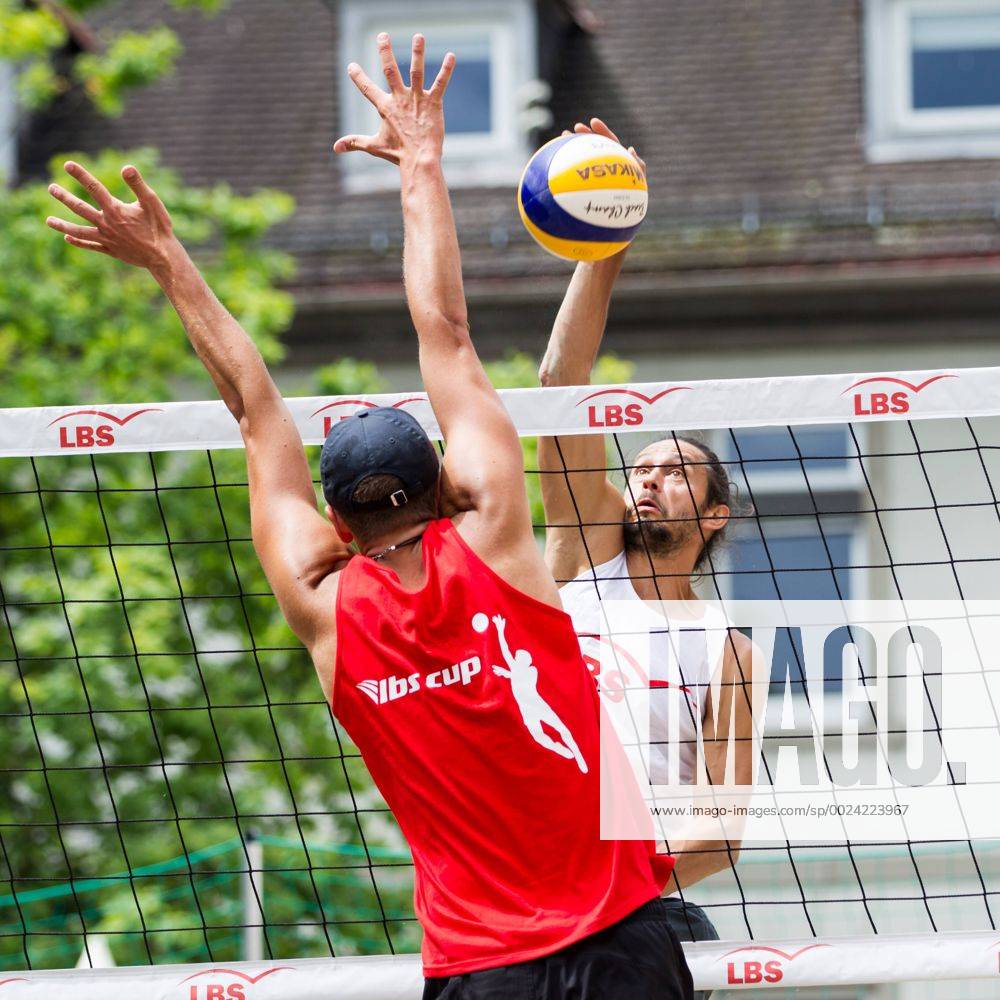 Angriff Eugen Bakumovski (L.E. Volleys Leipzig) - Block Mirko Schneider (TSV Georgii Allianz Stuttgart); LBS-Cup Beachvolleyball A-Top, Markplatz, Schopfheim Germany, 20160605; Schopfheim