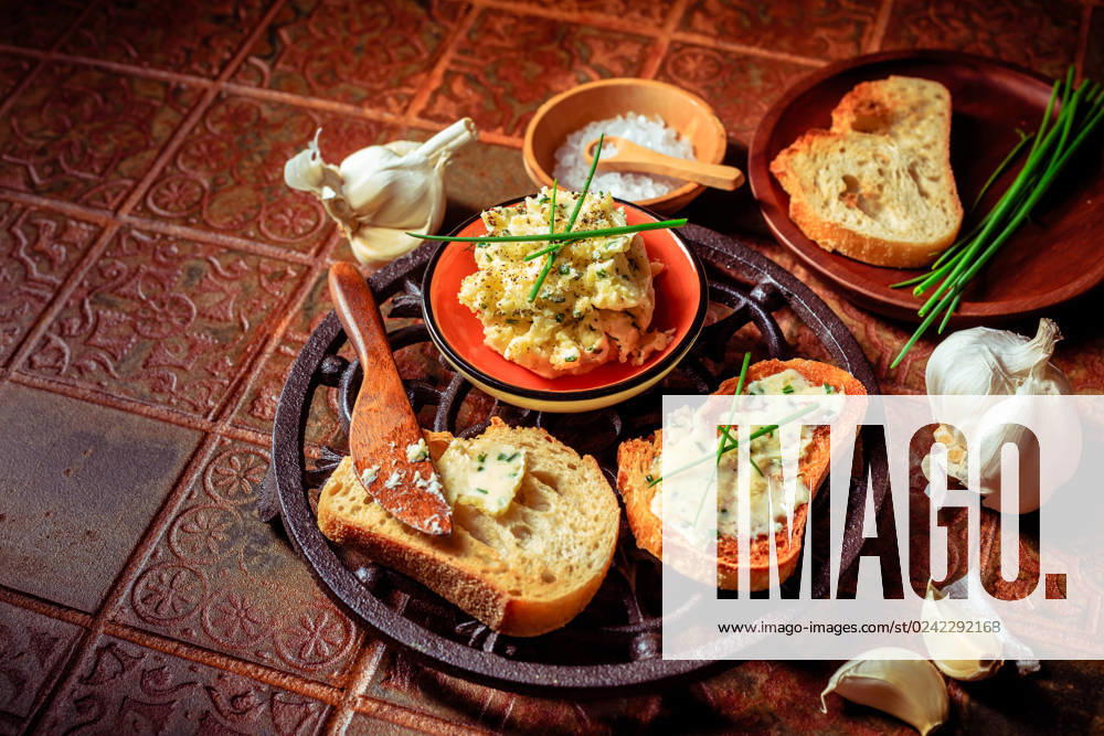 IMAGO Creative, Food, Brot, Knoblauchbrot Homemade garlic bread or baguette slices with garlic butter and herbs on kitchen table Homemade garlic bread or baguette slices with garlic butter and herbs on kitchen table