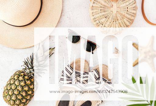 A flat lay shot of sunglasses, a straw hat, a bag, plant leaves, a starfish, a pineapple and sandals *** einer flach legen erschossen des sunglasses, einer Stroh hat, einer bag, Pflanze leaves, einer starfish, einer Ananas und Sandalen 1169646 ,model released, Symbolfoto