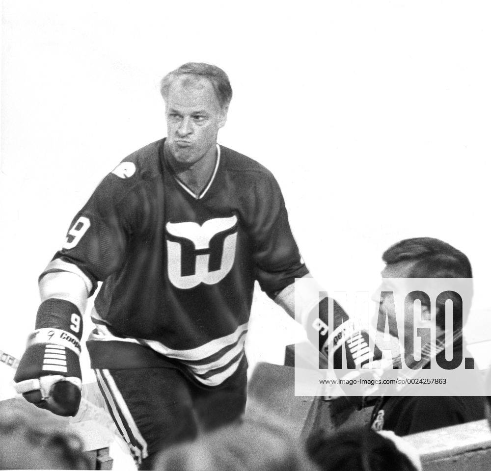 File - GORDIE HOWE, the rough-and-tumble Canadian farm boy whose boundless blend of talent and toughness made him the NHL Eishockey Herren USA s star during a career that lasted into his 50s, has died. The man forever known as Mr. Hockey was 88. Pictured: 1979 10 30 -- Old man river: At 51, Gordie Howe isn t the same player he was a decade ago, but the graying veteran still commands respect for his rugged play with Hartford Whalers. Photo taken by Gordie Howe 1928 Ð 2016 Mr. HockeyÕ - ZUMAt14_