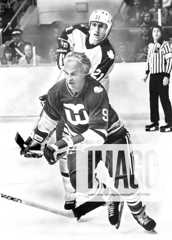 File - GORDIE HOWE, the rough-and-tumble Canadian farm boy whose boundless blend of talent and toughness made him the NHL Eishockey Herren USA s star during a career that lasted into his 50s, has died. The man forever known as Mr. Hockey was 88. Pictured: 1979 11 01 -- Takeoff: Gordie Howe of Whalers digs in while going for puck and leaves Borje Salming of Leafs behind during last night s game. Photo taken by Gordie Howe 1928 Ð 2016 Mr. HockeyÕ - ZUMAt14_