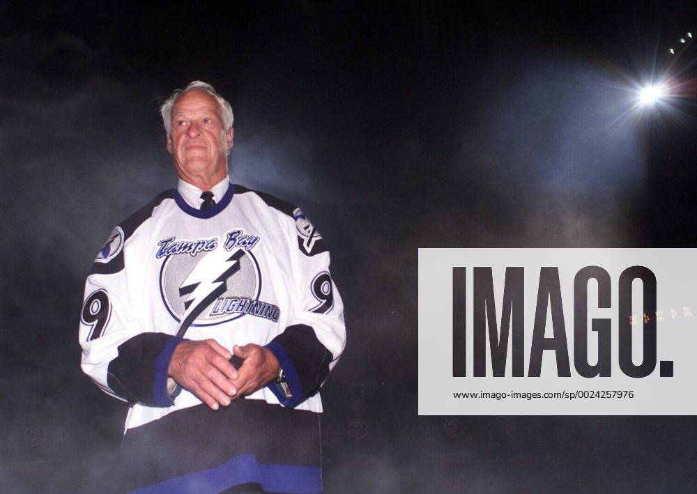 File - GORDIE HOWE, the rough-and-tumble Canadian farm boy whose boundless blend of talent and toughness made him the NHL Eishockey Herren USA s star during a career that lasted into his 50s, has died. The man forever known as Mr. Hockey was 88. Pictured: 10 2 99.- Tampa.- All-time hockey great Gordie Howe, dressed in a Tampa Bay Lightning jersey, waits to drop the ceremonial first puck amidst the smoke and lights of the 1999 season opener against the New York Islanders Saturday evening Gordie Howe 1928 - 2016 Mr. Hockey - ZUMAs70_