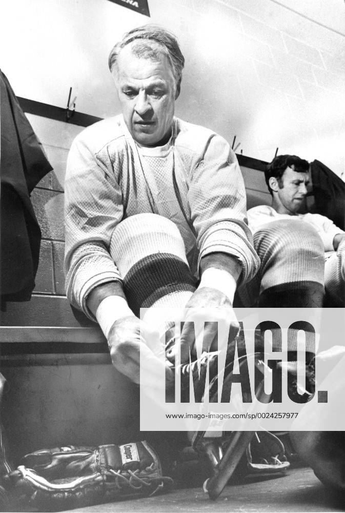 File - GORDIE HOWE, the rough-and-tumble Canadian farm boy whose boundless blend of talent and toughness made him the NHL Eishockey Herren USA s star during a career that lasted into his 50s, has died. The man forever known as Mr. Hockey was 88. Pictured: 1974 12 3 -- Getting ready: The great Gordie Howe looks a bit weary as he laces skates for Houston Aeros workout at George Bell Arena yesterday. Team Canada 74 s series with the Soviets has left him dog-tired and he hasn t yet recovered from injuries suffered in one game. Aeros play Toros tonight. Photo taken by Gordie Howe 1928 Ð 2016 Mr. HockeyÕ - ZUMAt14_