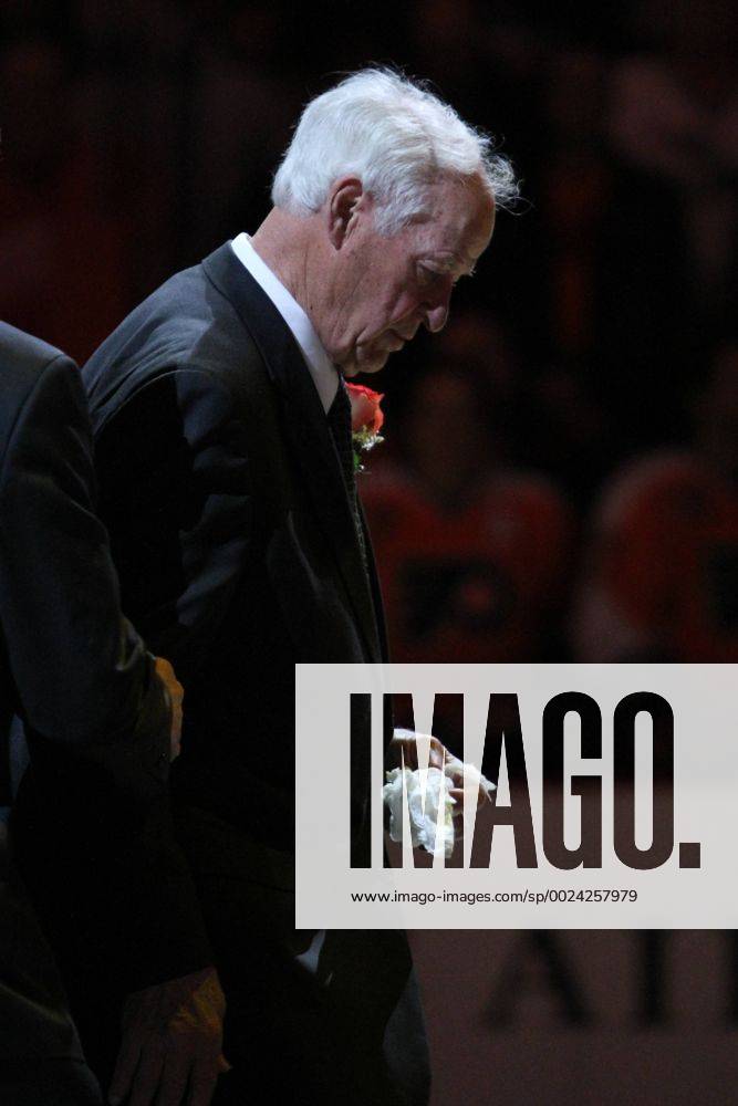 File - GORDIE HOWE, the rough-and-tumble Canadian farm boy whose boundless blend of talent and toughness made him the NHL Eishockey Herren USA s star during a career that lasted into his 50s, has died. The man forever known as Mr. Hockey was 88. Pictured: March 6, 2012 - Philadelphia, Pennsylvania, United States of America - Gordie Howe during the Mark Howe jersey number retirement ceremony prior to the start of the game between the Detroit Red Wings and the Philadelphia Flyers at the Wells Fargo Center. The Philadelphia Flyers defeated the visiting Detroit Red Wings by a score of 3-2. Gordie Howe 1928 Ð 2016 Mr. HockeyÕ - ZUMAy59_