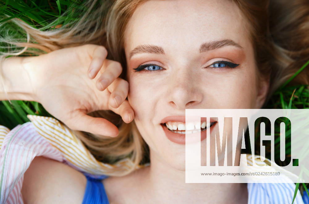 Carefree young blond woman lying in grass and enjoying summer time New York, New York, United States CR_ARZH230410-1167241-01 ,model released, Symbolfoto