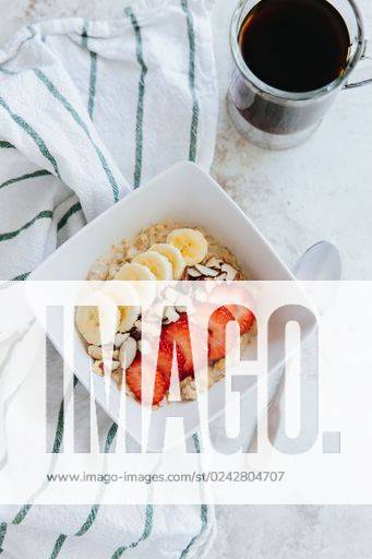 IMAGO Creative, Food, High Protein Frühstück A vertical shot of overnight oats with fruits *** einer hoch erschossen des naechtlichem Hafer mit Früchte 10474780