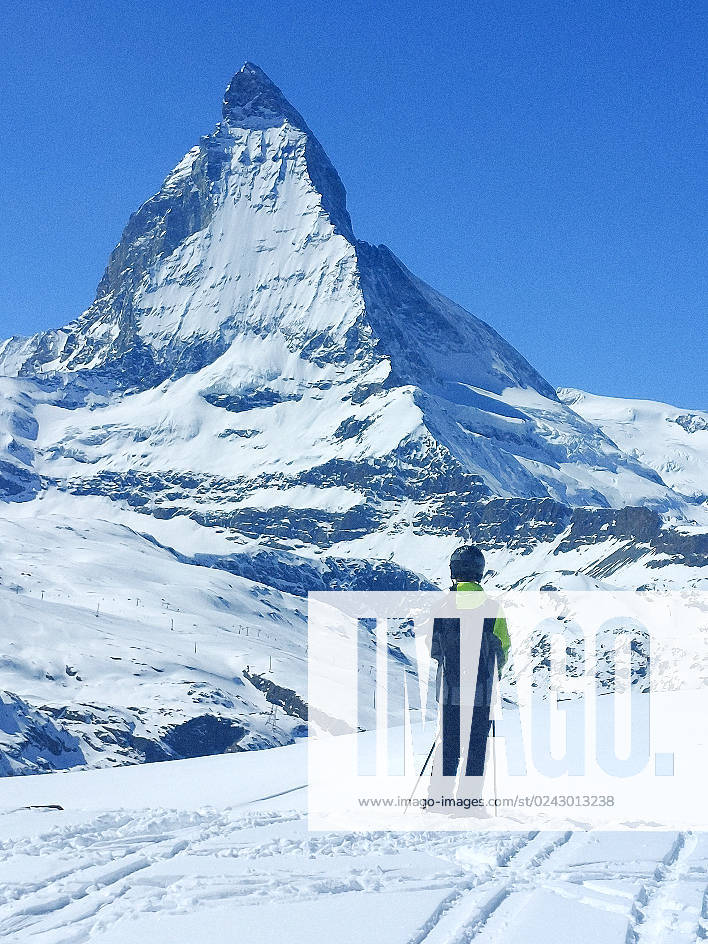 Zermatt, Matterhorn Themenbild - Skifahren, Skifahrer auf Skipisten in der Alpenregion Zermatt, Matterhorn, Wallis, Schweiz Themenbild - Skifahren, Skifahrer auf Skipisten in der Alpenregion Zermatt, Matterhorn, Wallis, Schweiz, Saas Fee Skifahren, Alpinski auf breiten Skipisten, Skiabfahrten im Gletschergebiet Zermatt, Matterhorn im Winter. Auf dem Bild Skifahrer, weisse Berge Gondeln der Bergbahn mit Weitblick in die Alpenregion. Im Hintergrund das Matterhorn