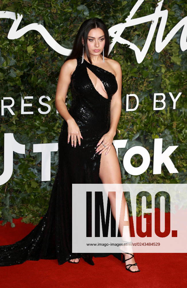 Charli XCX attends The Fashion Awards 2021 at Royal Albert Hall in London, England. London United Kingdom - ZUMAs197 20211129_zaa_s197_584