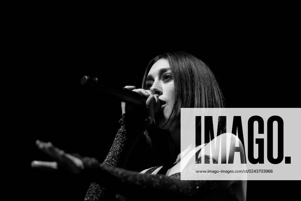 Elif Demirezer alias Elif bei einem Konzert als Support für Johannes Oerding in der Mercedes-Benz Arena in Berlin, 15. April 2023. (Foto schwarzweiß konvertiert) Elif Konzert Berlin