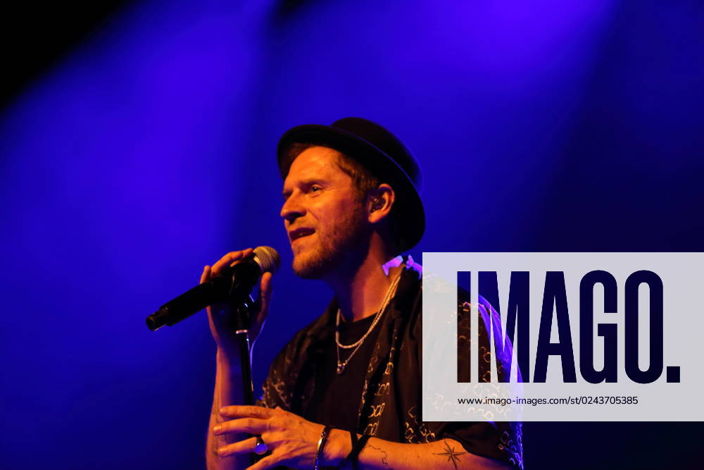 Johannes Oerding bei einem Konzert in der Mercedes-Benz Arena in Berlin, 15. April 2023. Johannes Oerding Konzert Berlin