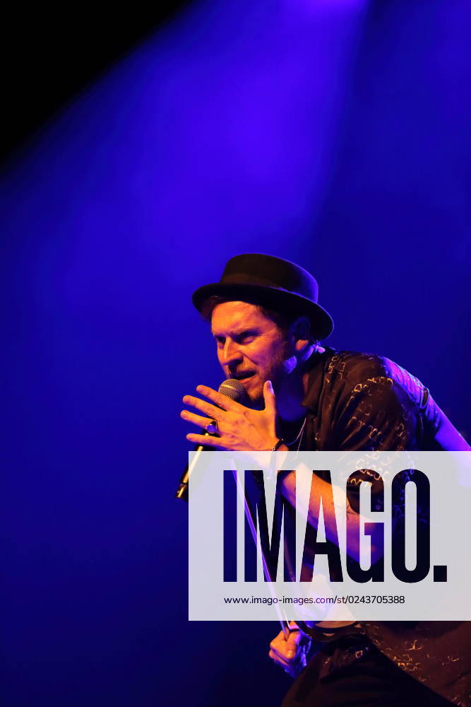 Johannes Oerding bei einem Konzert in der Mercedes-Benz Arena in Berlin, 15. April 2023. Johannes Oerding Konzert Berlin
