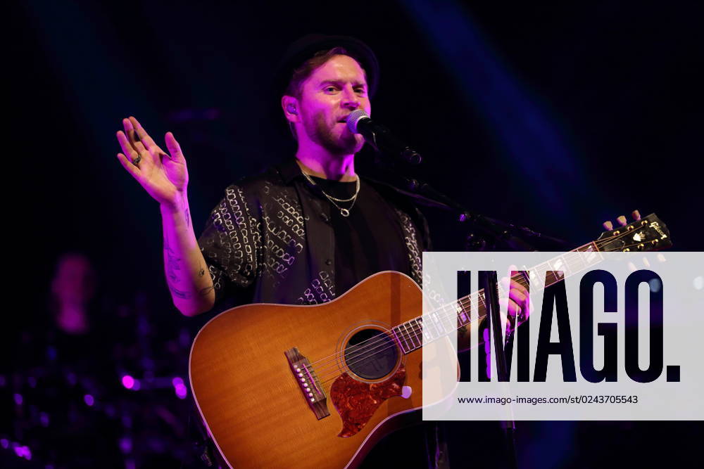 Johannes Oerding bei einem Konzert in der Mercedes-Benz Arena in Berlin, 15. April 2023. Johannes Oerding Konzert Berlin