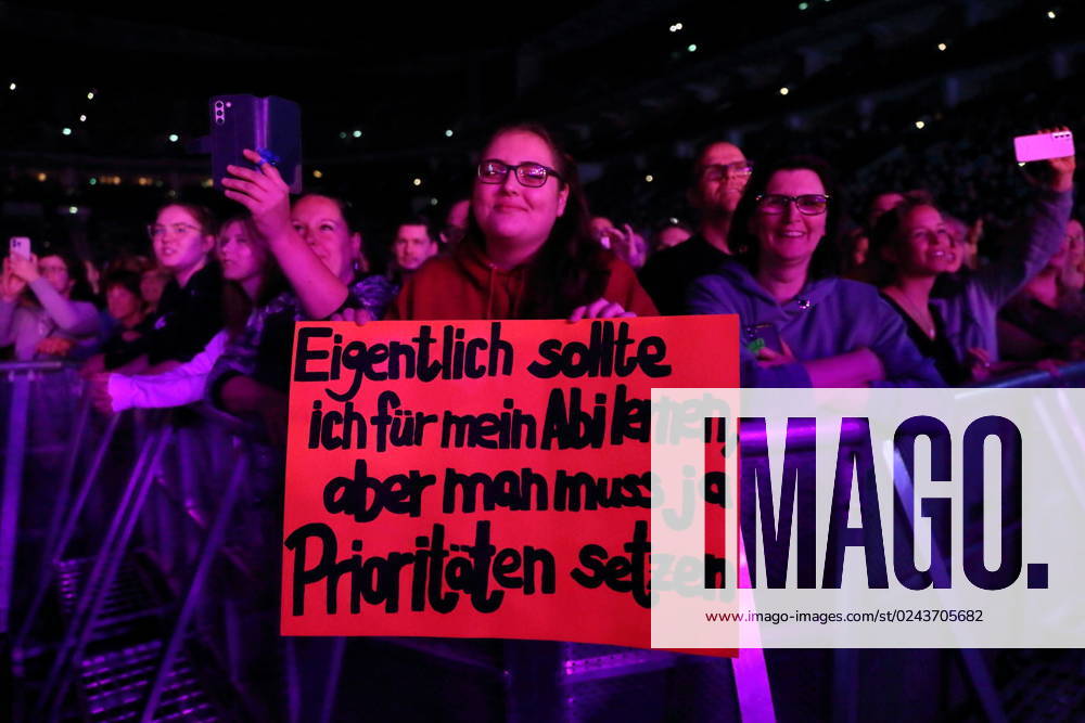 Eine Frau hält ein Plakat mit der Aufschrift Eigentlich sollte ich für mein Abi lernen, aber man muss ja Prioritäten setzen bei einem Konzert von Johannes Oerding in der Mercedes-Benz Arena in Berlin, 15. April 2023. Johannes Oerding Konzert Berlin
