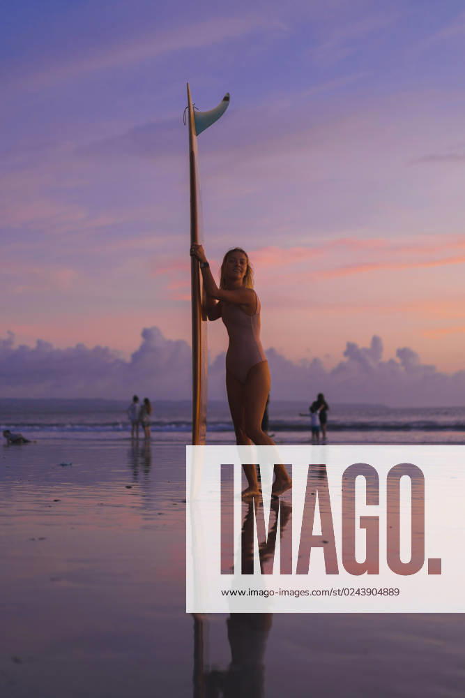 Woman surfer with surfboard at sunset, Bali. Kuta, Bali, Indonesia CR_YUKI230414-1170772-01 ,model released, Symbolfoto
