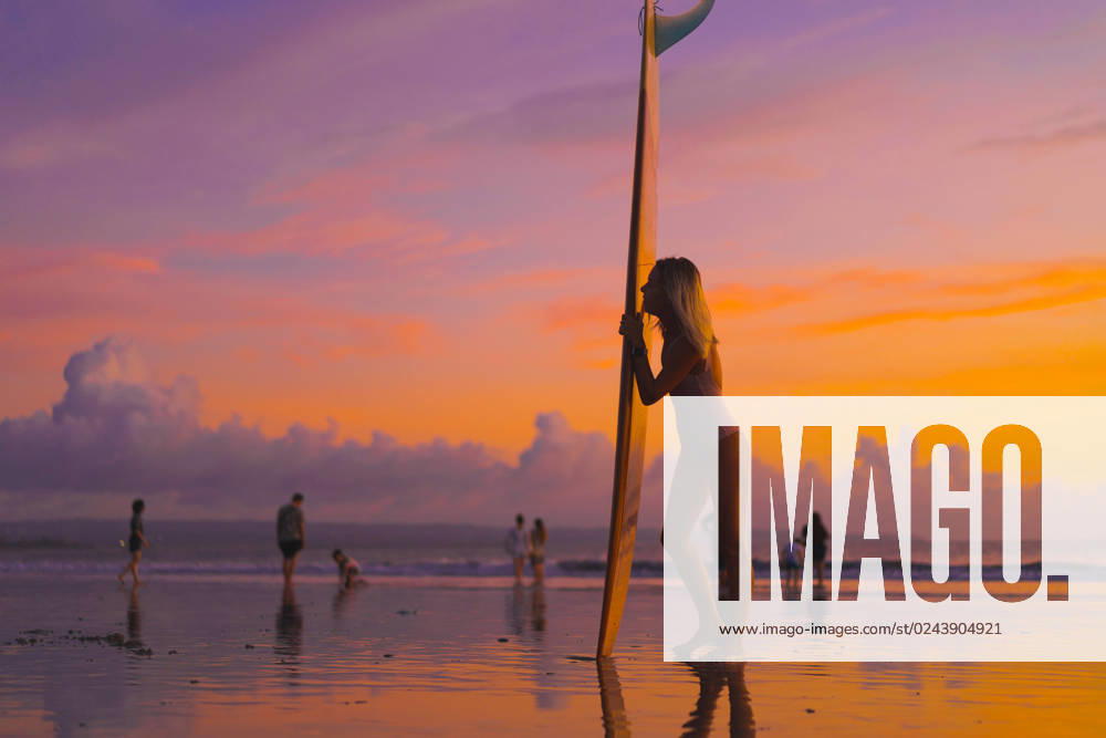 Woman surfer with surfboard at sunset, Bali. Kuta, Bali, Indonesia CR_YUKI230414-1170783-01 ,model released, Symbolfoto