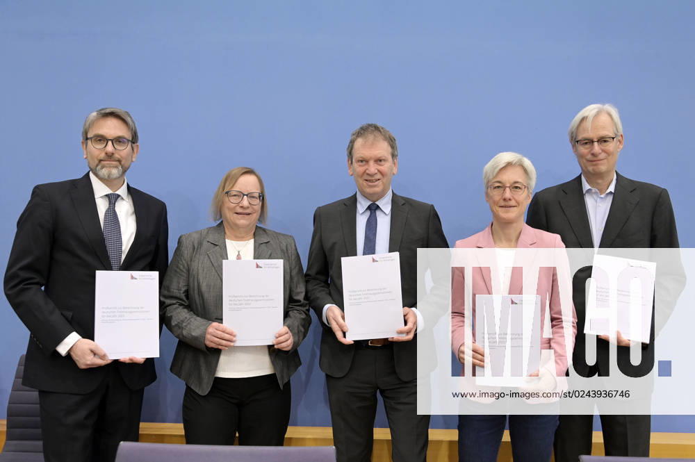 Marc Oliver Bettzüge, Barbara Schlomann, Hans-Martin Henning, Brigitte Knopf und Thomas Heimer bei der Bundespressekonferenz zur Veröffentlichung des Prüfberichts zur Berechnung der deutschen Treibhausgasemissionen für das Jahr 2022 im Haus der Bundespressekonferenz. Berlin