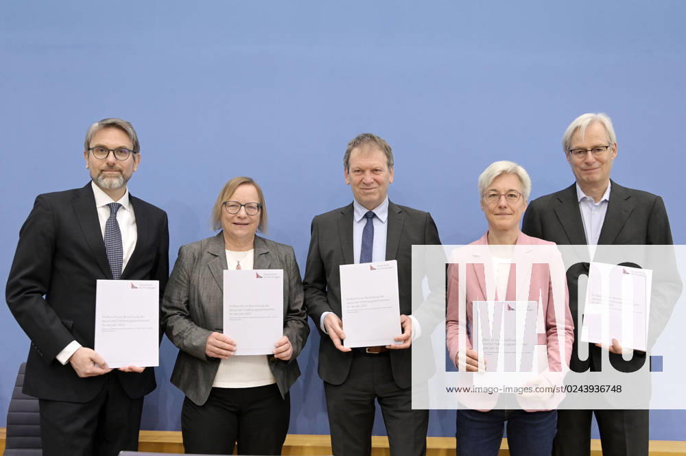Marc Oliver Bettzüge, Barbara Schlomann, Hans-Martin Henning, Brigitte Knopf und Thomas Heimer bei der Bundespressekonferenz zur Veröffentlichung des Prüfberichts zur Berechnung der deutschen Treibhausgasemissionen für das Jahr 2022 im Haus der Bundespressekonferenz. Berlin