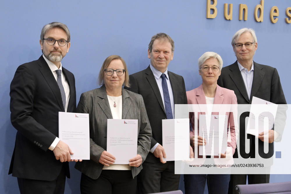 Marc Oliver Bettzüge, Barbara Schlomann, Hans-Martin Henning, Brigitte Knopf und Thomas Heimer bei der Bundespressekonferenz zur Veröffentlichung des Prüfberichts zur Berechnung der deutschen Treibhausgasemissionen für das Jahr 2022 im Haus der Bundespressekonferenz. Berlin