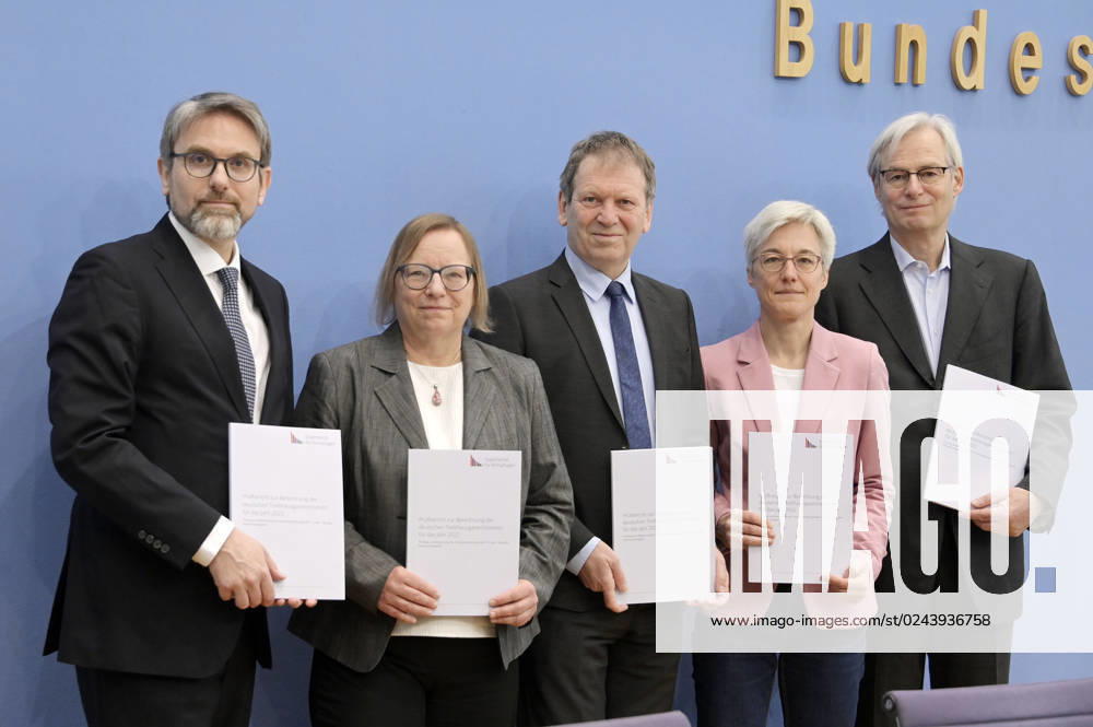 Marc Oliver Bettzüge, Barbara Schlomann, Hans-Martin Henning, Brigitte Knopf und Thomas Heimer bei der Bundespressekonferenz zur Veröffentlichung des Prüfberichts zur Berechnung der deutschen Treibhausgasemissionen für das Jahr 2022 im Haus der Bundespressekonferenz. Berlin