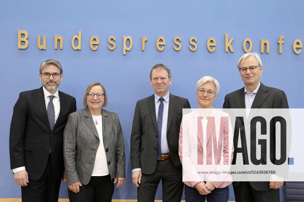 Marc Oliver Bettzüge, Barbara Schlomann, Hans-Martin Henning, Brigitte Knopf und Thomas Heimer bei der Bundespressekonferenz zur Veröffentlichung des Prüfberichts zur Berechnung der deutschen Treibhausgasemissionen für das Jahr 2022 im Haus der Bundespressekonferenz. Berlin