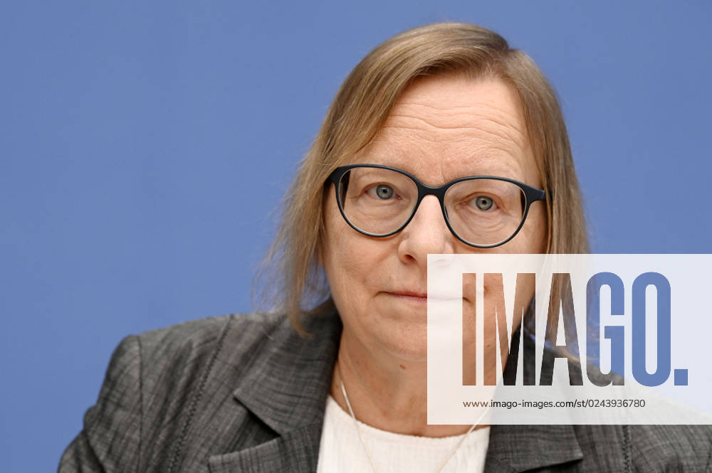 Barbara Schlomann bei der Bundespressekonferenz zur Veröffentlichung des Prüfberichts zur Berechnung der deutschen Treibhausgasemissionen für das Jahr 2022 im Haus der Bundespressekonferenz. Berlin