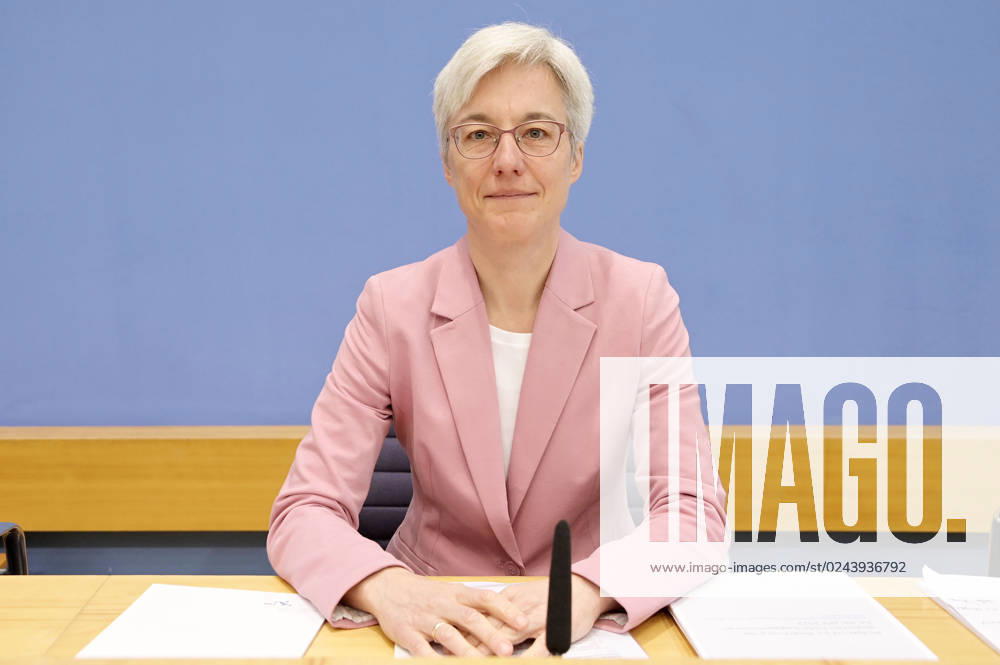 Brigitte Knopf bei der Bundespressekonferenz zur Veröffentlichung des Prüfberichts zur Berechnung der deutschen Treibhausgasemissionen für das Jahr 2022 im Haus der Bundespressekonferenz. Berlin