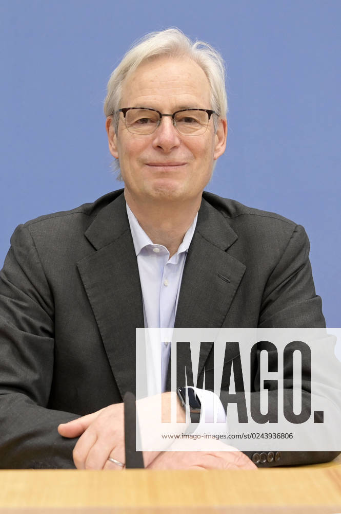 Thomas Heimer bei der Bundespressekonferenz zur Veröffentlichung des Prüfberichts zur Berechnung der deutschen Treibhausgasemissionen für das Jahr 2022 im Haus der Bundespressekonferenz. Berlin