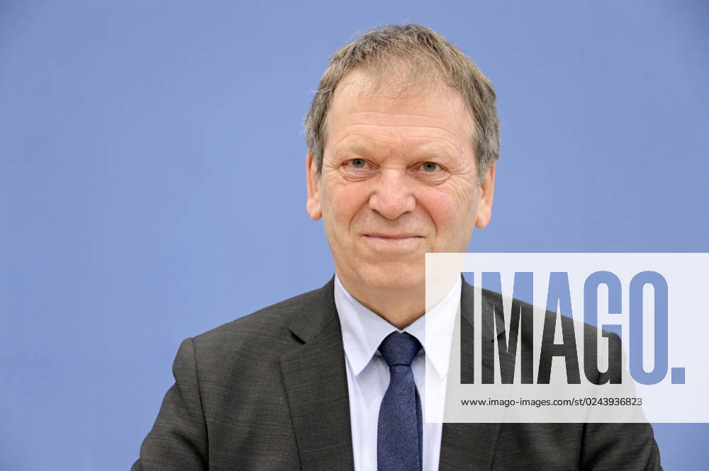 Hans-Martin Henning bei der Bundespressekonferenz zur Veröffentlichung des Prüfberichts zur Berechnung der deutschen Treibhausgasemissionen für das Jahr 2022 im Haus der Bundespressekonferenz. Berlin