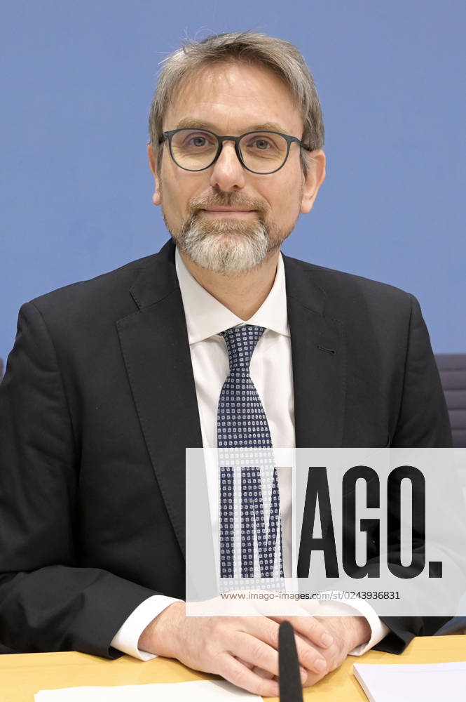 Marc Oliver Bettzüge bei der Bundespressekonferenz zur Veröffentlichung des Prüfberichts zur Berechnung der deutschen Treibhausgasemissionen für das Jahr 2022 im Haus der Bundespressekonferenz. Berlin