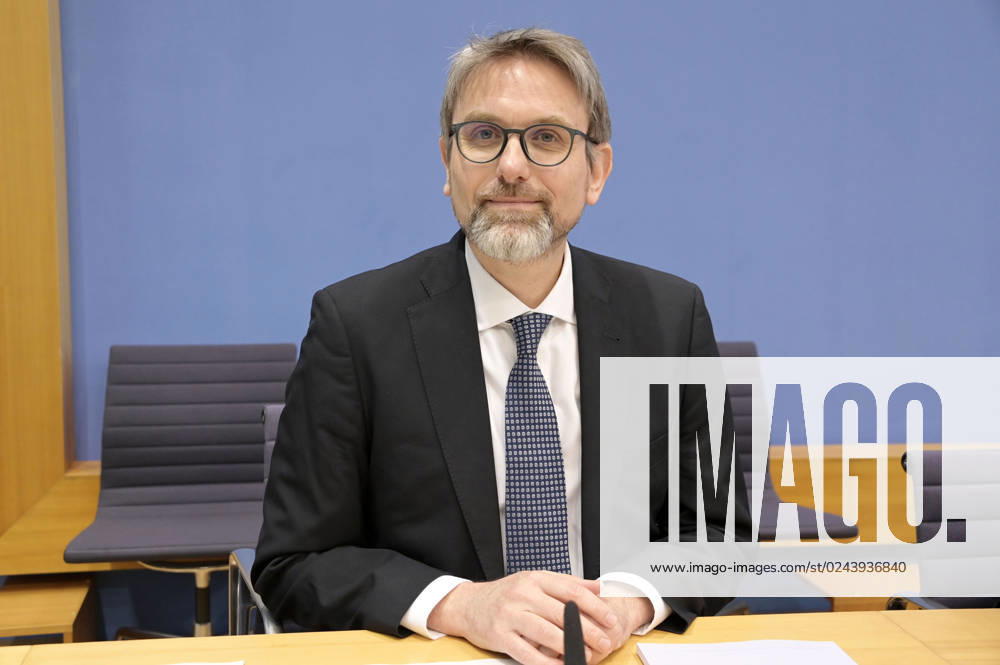Marc Oliver Bettzüge bei der Bundespressekonferenz zur Veröffentlichung des Prüfberichts zur Berechnung der deutschen Treibhausgasemissionen für das Jahr 2022 im Haus der Bundespressekonferenz. Berlin