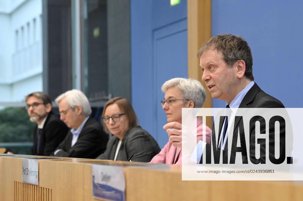 Marc Oliver Bettzüge, Thomas Heimer, Barbara Schlomann, Brigitte Knopf und Hans-Martin Henning bei der Bundespressekonferenz zur Veröffentlichung des Prüfberichts zur Berechnung der deutschen Treibhausgasemissionen für das Jahr 2022 im Haus der Bundespressekonferenz. Berlin