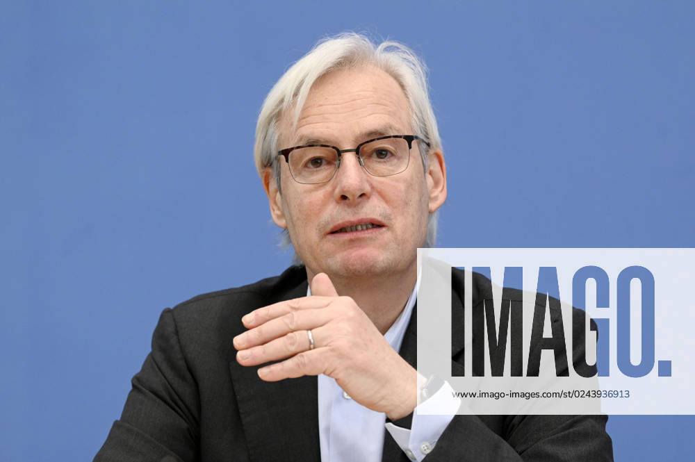 Thomas Heimer bei der Bundespressekonferenz zur Veröffentlichung des Prüfberichts zur Berechnung der deutschen Treibhausgasemissionen für das Jahr 2022 im Haus der Bundespressekonferenz. Berlin