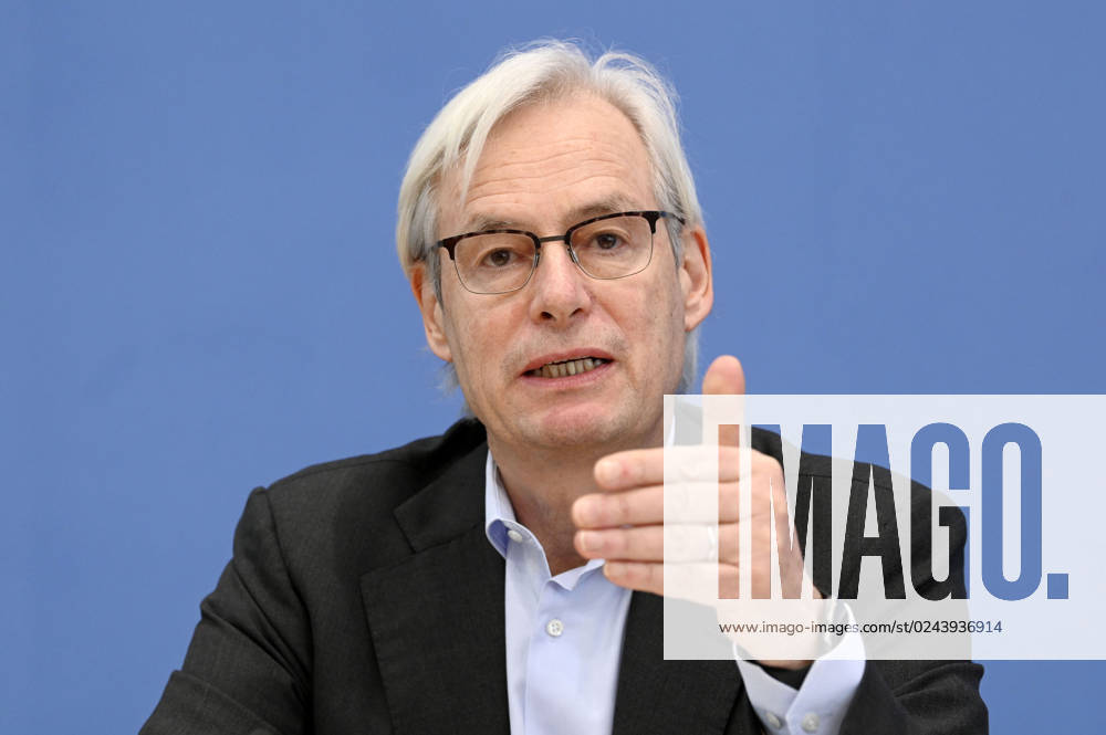 Thomas Heimer bei der Bundespressekonferenz zur Veröffentlichung des Prüfberichts zur Berechnung der deutschen Treibhausgasemissionen für das Jahr 2022 im Haus der Bundespressekonferenz. Berlin