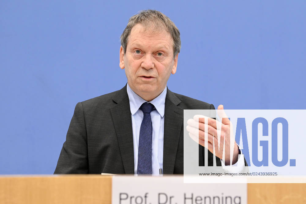 Hans-Martin Henning bei der Bundespressekonferenz zur Veröffentlichung des Prüfberichts zur Berechnung der deutschen Treibhausgasemissionen für das Jahr 2022 im Haus der Bundespressekonferenz. Berlin