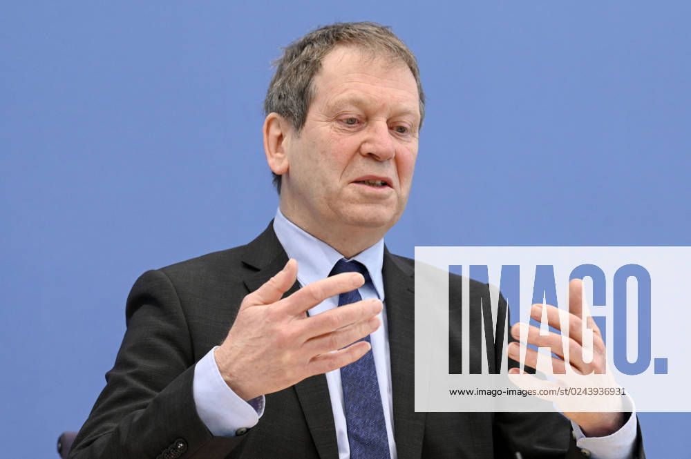 Hans-Martin Henning bei der Bundespressekonferenz zur Veröffentlichung des Prüfberichts zur Berechnung der deutschen Treibhausgasemissionen für das Jahr 2022 im Haus der Bundespressekonferenz. Berlin