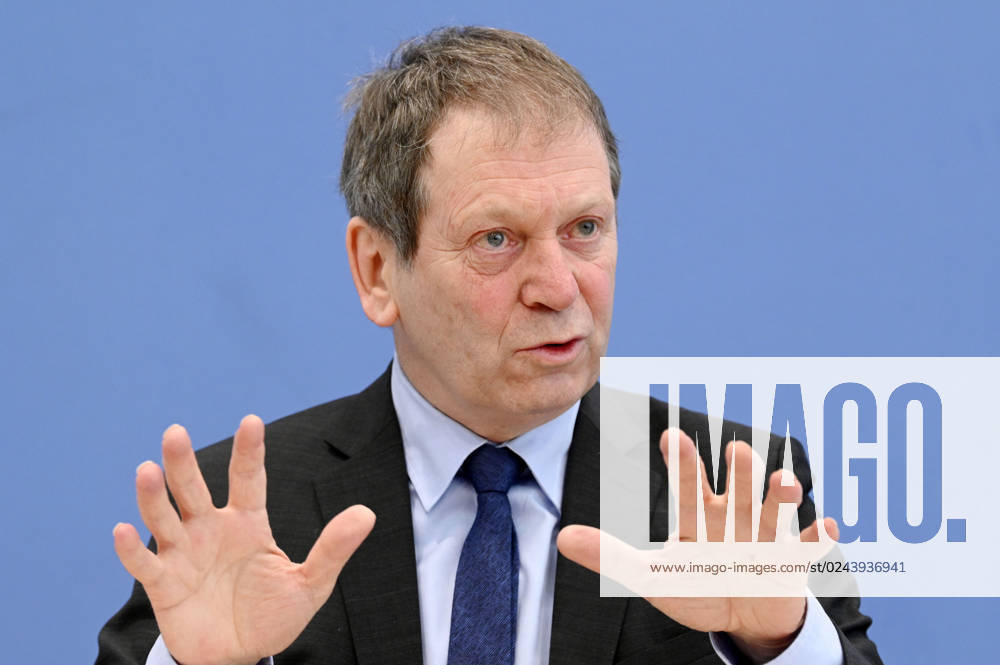 Hans-Martin Henning bei der Bundespressekonferenz zur Veröffentlichung des Prüfberichts zur Berechnung der deutschen Treibhausgasemissionen für das Jahr 2022 im Haus der Bundespressekonferenz. Berlin