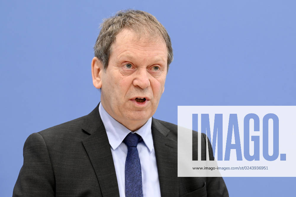 Hans-Martin Henning bei der Bundespressekonferenz zur Veröffentlichung des Prüfberichts zur Berechnung der deutschen Treibhausgasemissionen für das Jahr 2022 im Haus der Bundespressekonferenz. Berlin