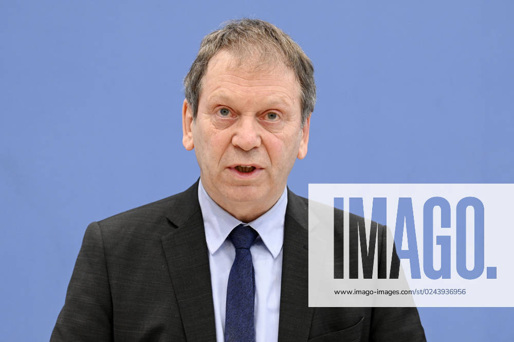 Hans-Martin Henning bei der Bundespressekonferenz zur Veröffentlichung des Prüfberichts zur Berechnung der deutschen Treibhausgasemissionen für das Jahr 2022 im Haus der Bundespressekonferenz. Berlin
