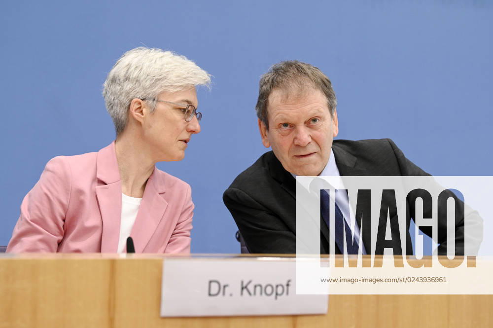 Brigitte Knopf und Hans-Martin Henning bei der Bundespressekonferenz zur Veröffentlichung des Prüfberichts zur Berechnung der deutschen Treibhausgasemissionen für das Jahr 2022 im Haus der Bundespressekonferenz. Berlin