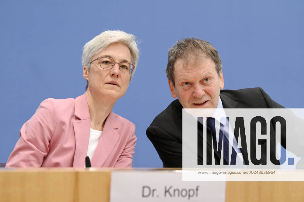 Brigitte Knopf und Hans-Martin Henning bei der Bundespressekonferenz zur Veröffentlichung des Prüfberichts zur Berechnung der deutschen Treibhausgasemissionen für das Jahr 2022 im Haus der Bundespressekonferenz. Berlin