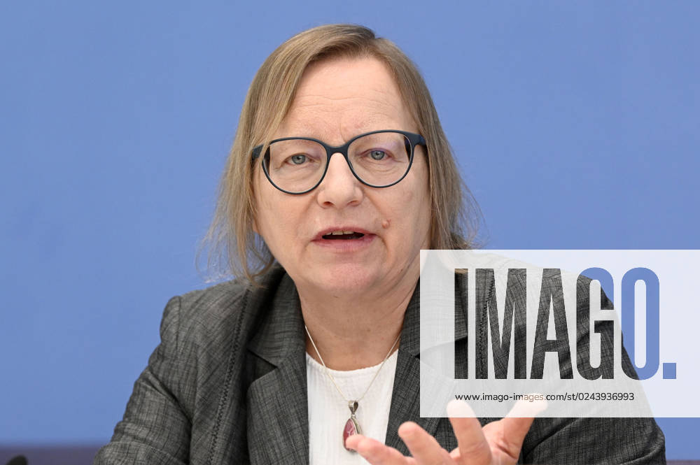 Barbara Schlomann bei der Bundespressekonferenz zur Veröffentlichung des Prüfberichts zur Berechnung der deutschen Treibhausgasemissionen für das Jahr 2022 im Haus der Bundespressekonferenz. Berlin