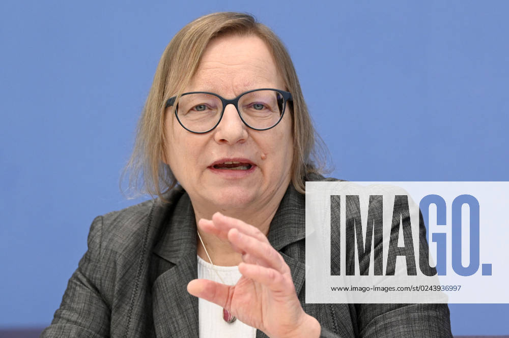 Barbara Schlomann bei der Bundespressekonferenz zur Veröffentlichung des Prüfberichts zur Berechnung der deutschen Treibhausgasemissionen für das Jahr 2022 im Haus der Bundespressekonferenz. Berlin