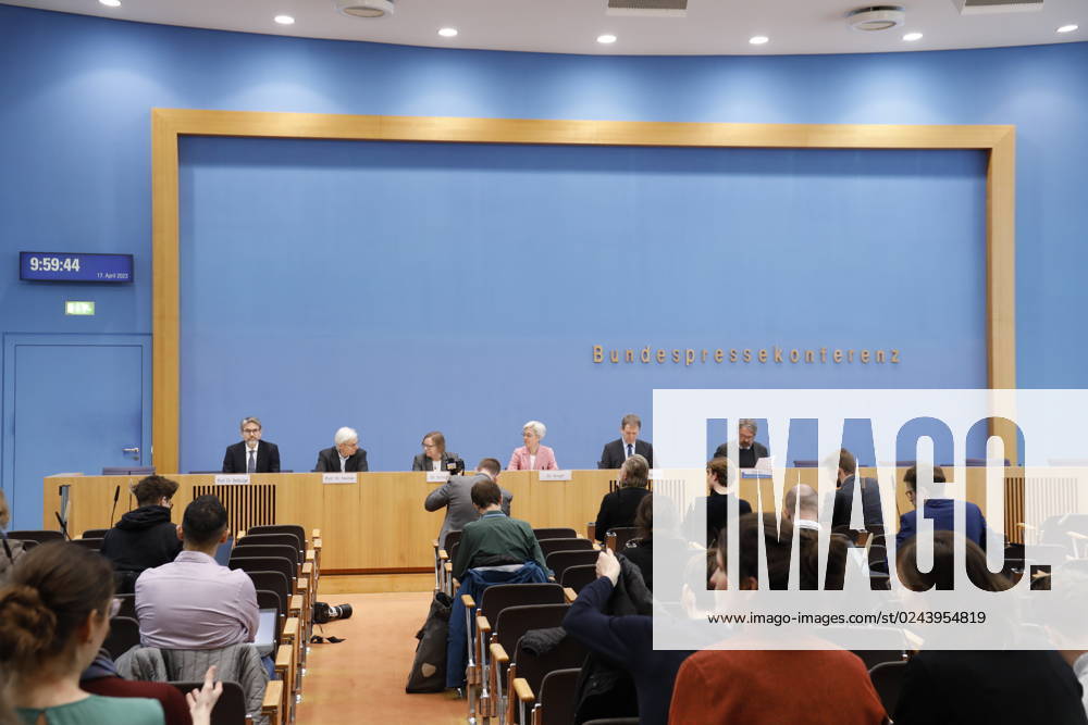 Marc Oliver Bettzüge, Thomas Heimer , Barbara Schlomann, Brigitte Knopf , Hans Martin Henning, Deutschland, Berlin, Bundespressekonferenz, Thema: Veröffentlichung des Prüfberichts zur Berechnung der deutschen Treibhausgasemissionen für das Jahr 2022