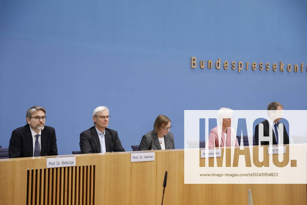 Marc Oliver Bettzüge, Thomas Heimer , Barbara Schlomann, Brigitte Knopf , Hans Martin Henning, Deutschland, Berlin, Bundespressekonferenz, Thema: Veröffentlichung des Prüfberichts zur Berechnung der deutschen Treibhausgasemissionen für das Jahr 2022